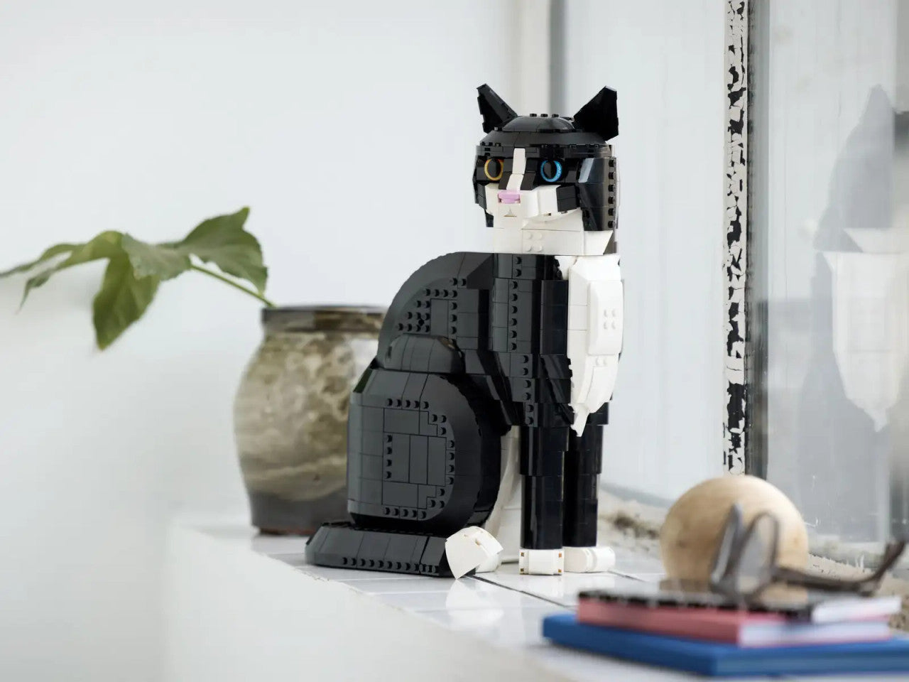 LEGO® Ideas - Tuxedo Cat 21349 **Minor Box Damage**
