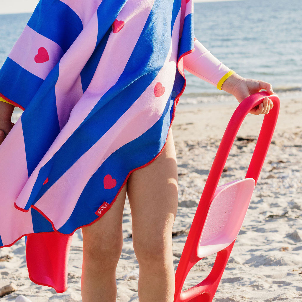 Quut - Hooded Towel - Cherry Red Hearts