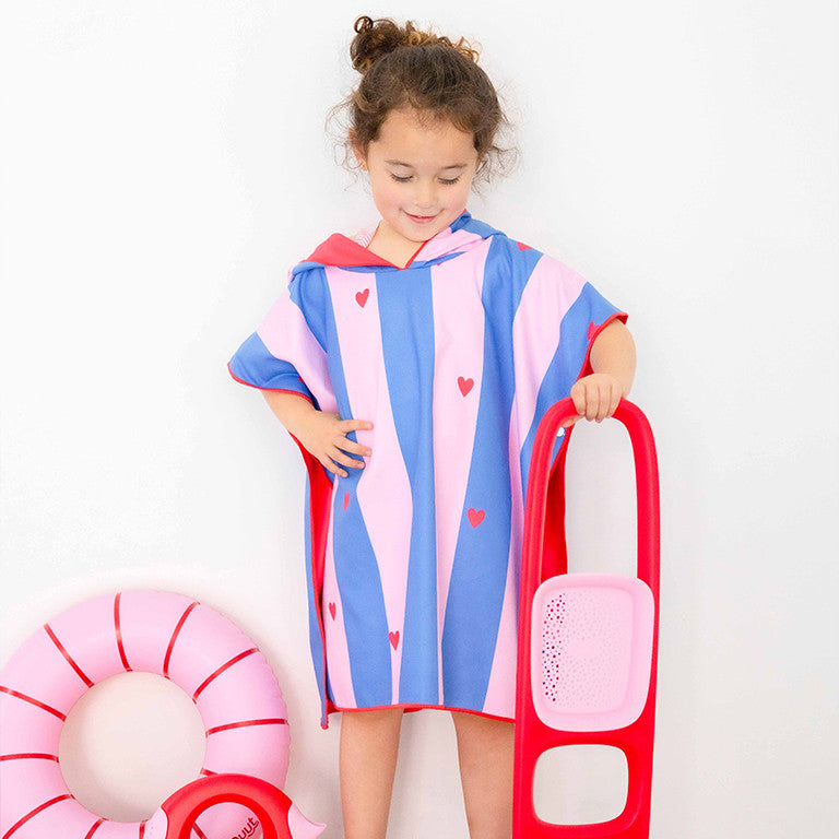 Quut - Hooded Towel - Cherry Red Hearts