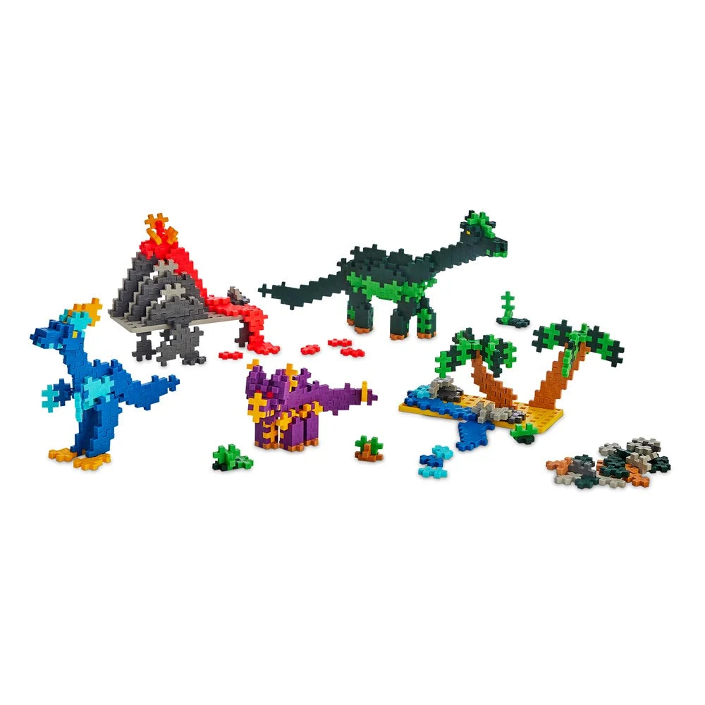 Set contents laid out: 600 Plus-Plus pieces, two baseplates and the illustrated guidebook