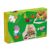 Set contents laid out: 40 chunky BIG pieces, the green baseplate and activity booklet