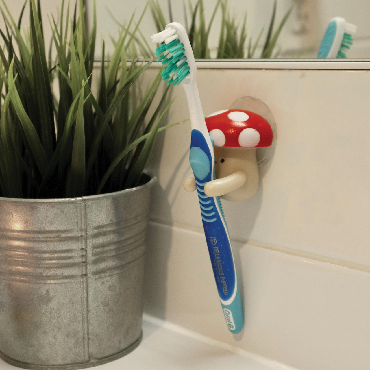 Kikkerland - Mushroom Toothbrush Holder