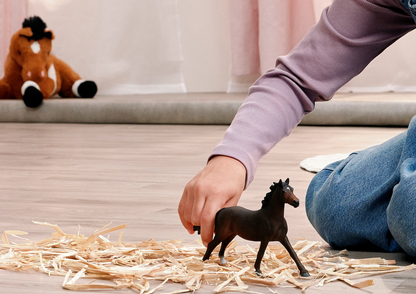 Schleich English Thoroughbred Mare 14914 hand-painted HORSE CLUB horse figurine with dark bay coat and black mane